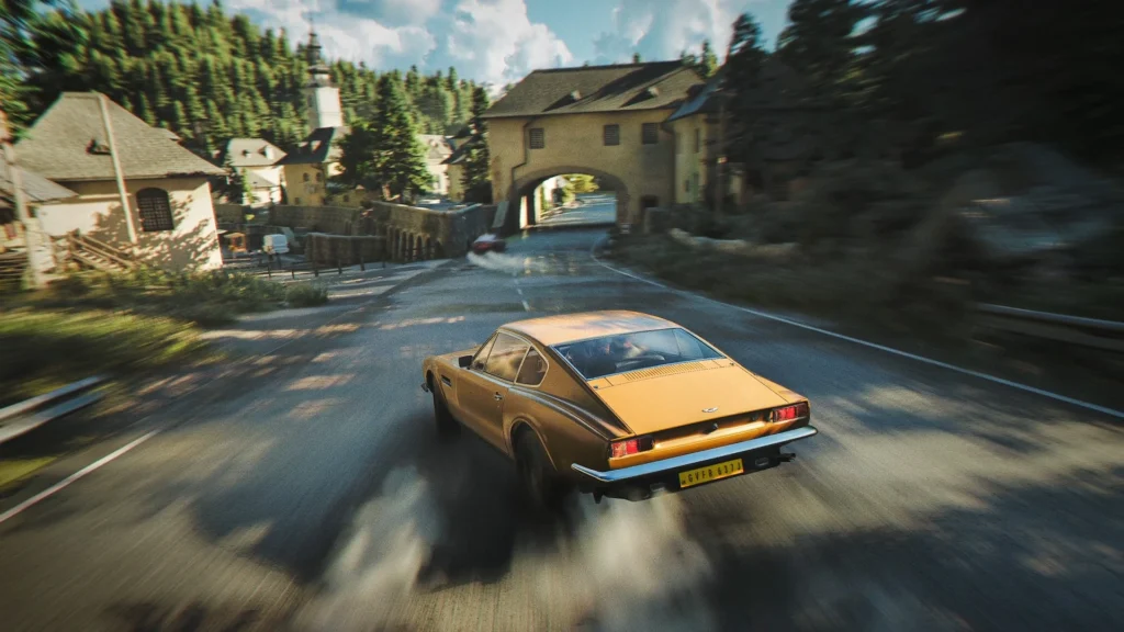 Cena de gameplay de 007 First Light mostrando James Bond pilotando um Aston Martin dourado em uma estrada europeia com gráficos de nova geração no PS5