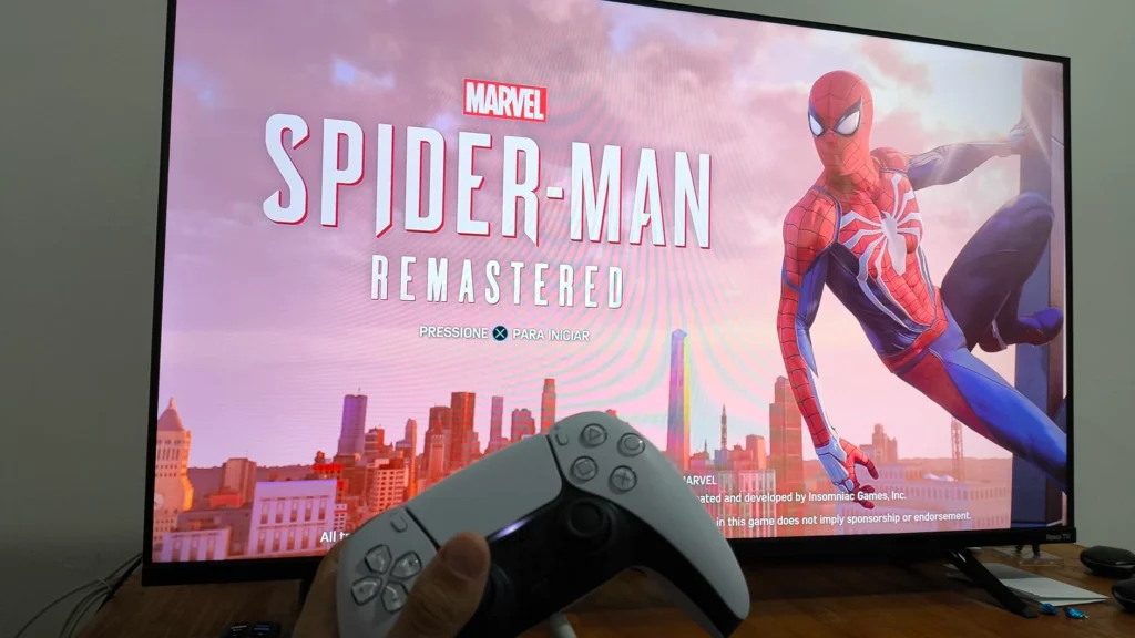 PS5 Slim em setup com TV — comparativo dos dois modelos 2026