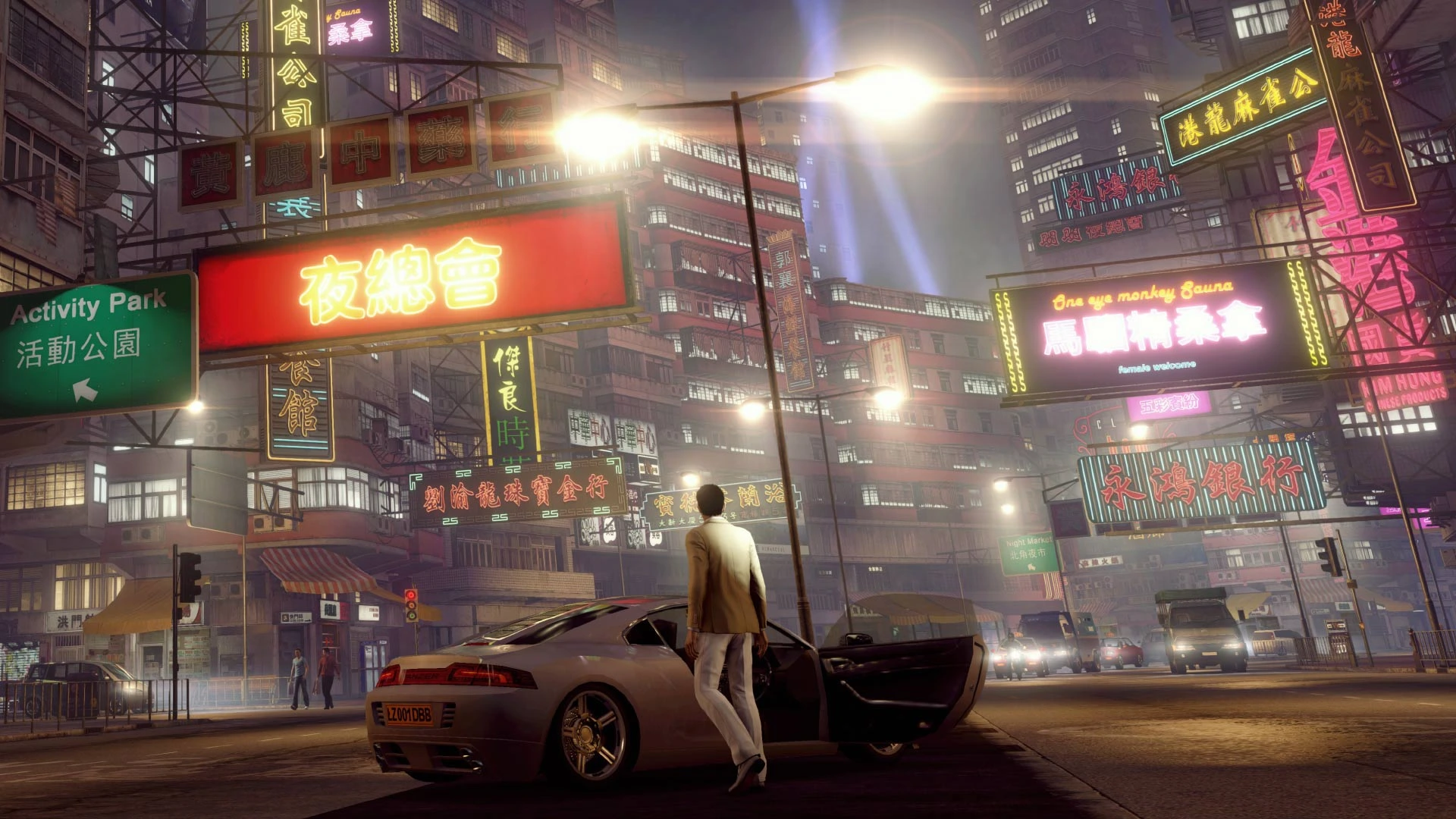 Sleeping Dogs: Definitive Edition em estilo artístico de quadrinhos, exibindo o protagonista Wei Shen no centro, cercado por outros personagens, uma moto vermelha e uma viatura de polícia de Hong Kong.